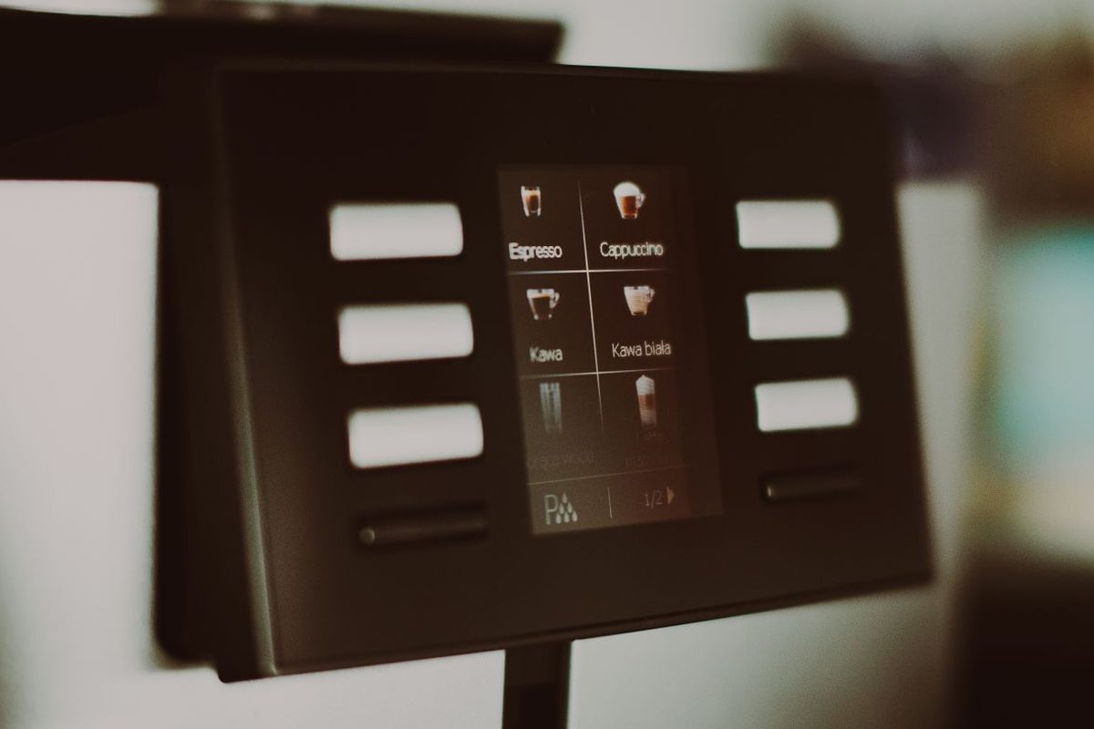 Touch-Display eines Kaffeevollautomaten mit Getränkeauswahl